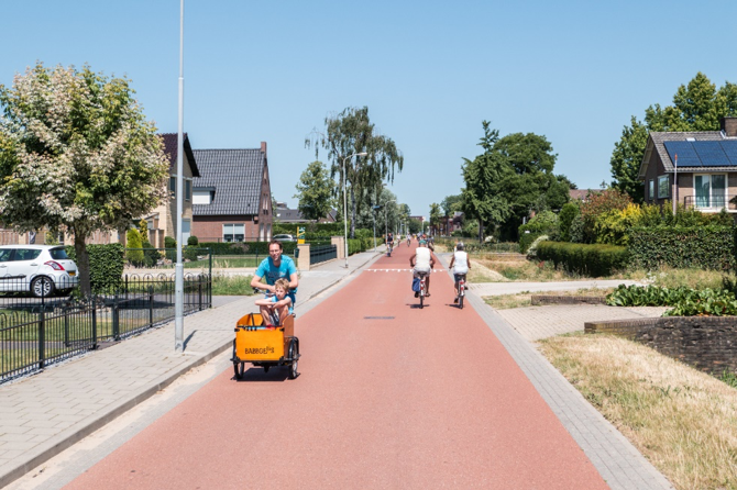 Fahrradstraße in den Niederlanden mit üblichem rotem Asphalt