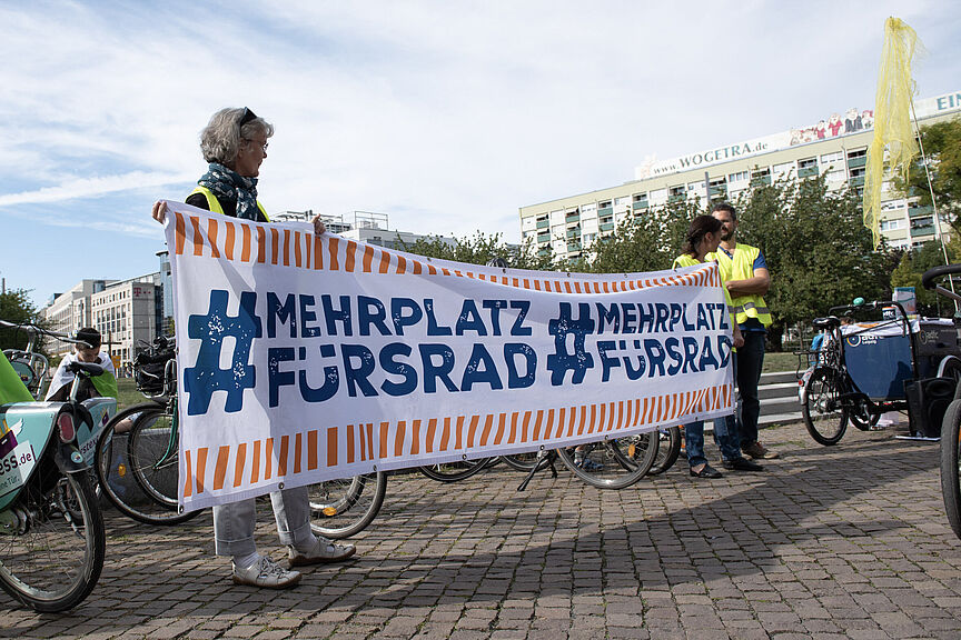 Demo für Mehr Platz fürs Rad Demo für #MehrPlatzFürsRad