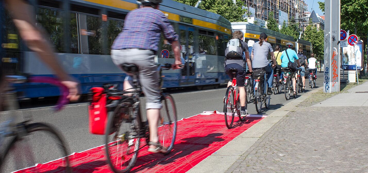 Roter Fahrradstreifen Roter Fahrradstreifen für mehr Sicherheit für Radfahrer*innen