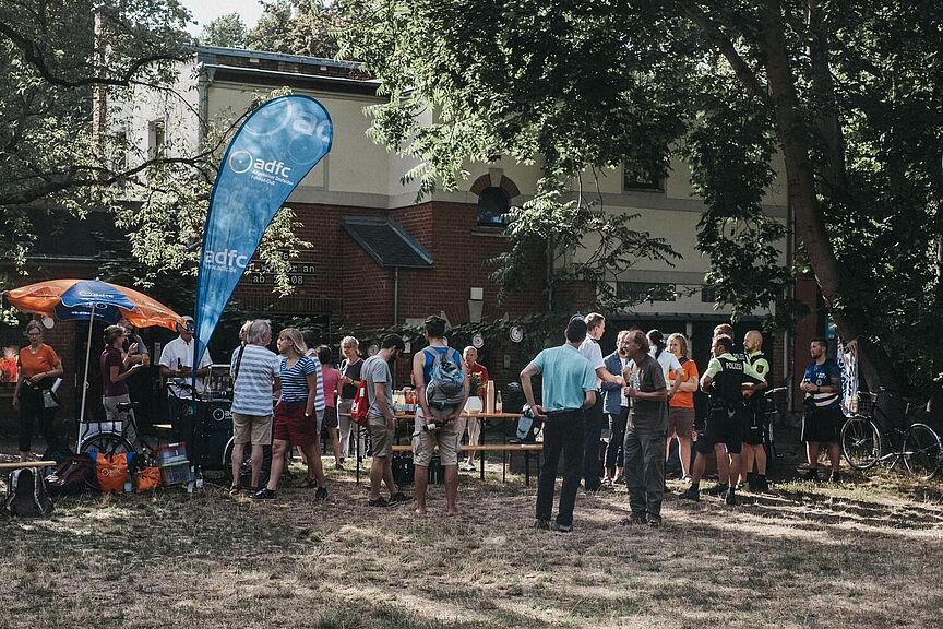 Wir werden 30 Jahre alt. Ein Hoch auf unser Jubiläum! Ein lauschiges Plätzchen für die ADFC-Leipzig-Geburtstagsfeier