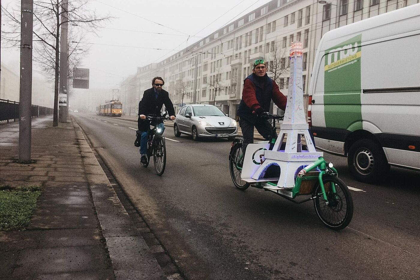 Beispielhaft wurde der Eiffelturm vom ADFC an der Jahnallee, am Dittrichring und an der Harkortstraße errichtet. 