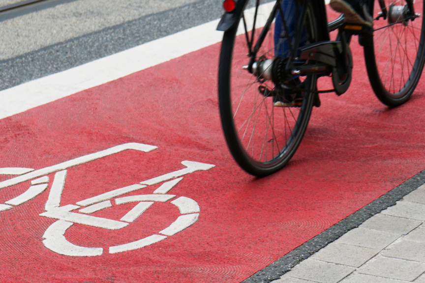 ADFC_Leipzig-Leipzig-Fahrradweiche-Rotmarkierung-Canva-axelbueckert. ADFC_Leipzig-Leipzig-Fahrradweiche-Rotmarkierung-Canva-axelbueckert.