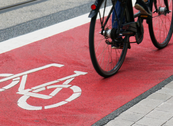 ADFC_Leipzig-Leipzig-Fahrradweiche-Rotmarkierung-Canva-axelbueckert.