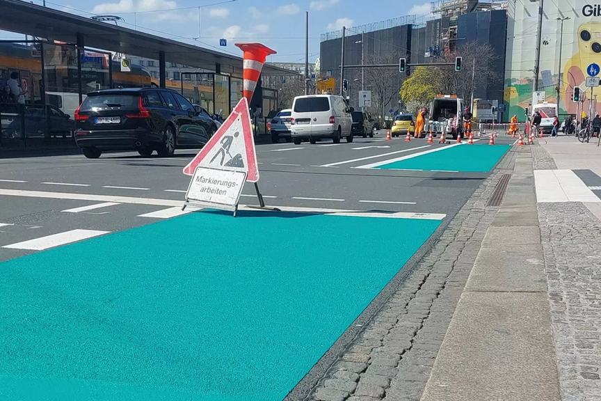 gruener_radweg_markierungsarbeit_ADFC Leipzig gruener_radweg_markierungsarbeit_ADFC Leipzig