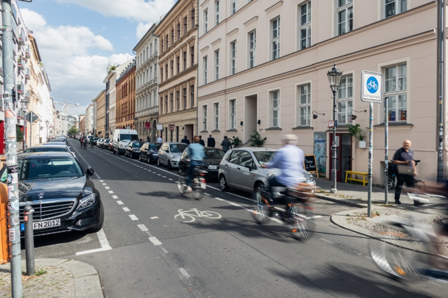 Fahrradstraße mit markierten Sicherheitstrennstreifen in Berlin als Schmalstrichmarkierung 