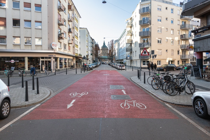 Bevorrechtigte Fahrradstraße in Mannheim mit Gehwegüberfahrten in untergeordneten Einmündungen