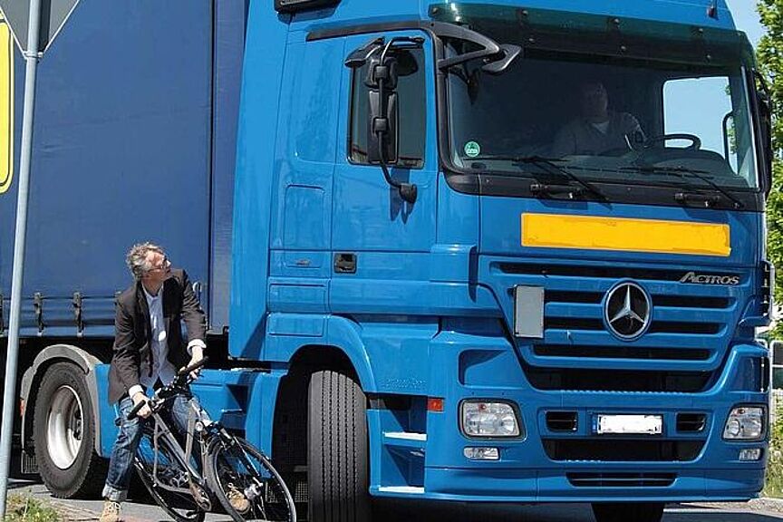 Abbiegeunfall mit einem Lkw Abbiegeunfall mit einem Lkw