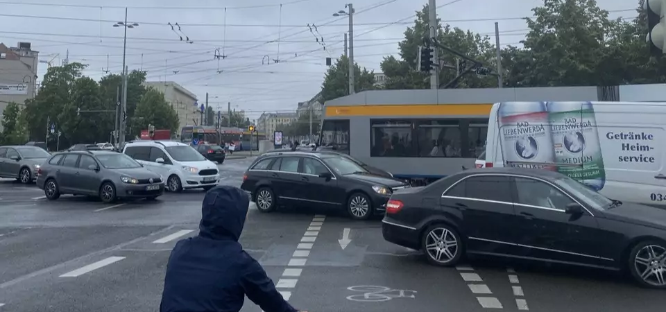 ADFC Leipzig und Initiative Verkehrswende Leipzig kritisieren die einseitige Konzentration auf das Auto und pochen auf eine konsequente Umsetzung der Mobilitätsstrategie von 2018 – für mehr Fuß- und Radverkehr, bessere Bus- und Bahn-Angebote und einen zukunftsfähigen Wirtschaftsverkehr.