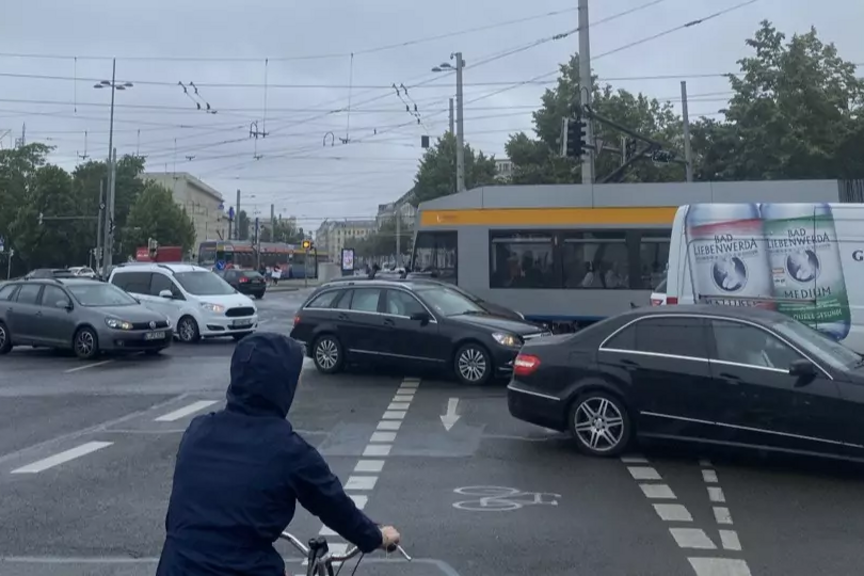 Verkehrswende_Leipzig-ADFC_Leipzig-Martin-Luther-Ring ADFC Leipzig und Initiative Verkehrswende Leipzig kritisieren die einseitige Konzentration auf das Auto und pochen auf eine konsequente Umsetzung der Mobilitätsstrategie von 2018 – für mehr Fuß- und Radverkehr, bessere Bus- und Bahn-Angebote und einen zukunftsfähigen Wirtschaftsverkehr.
