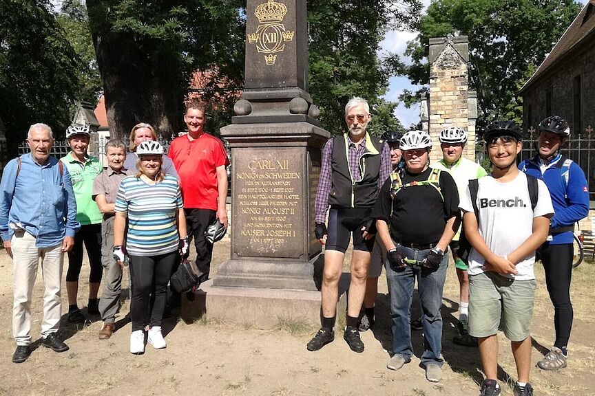 Die Ausflügler vor der Konventionssäule Altranstädt Die Ausflügler vor der Konventionssäule Altranstädt