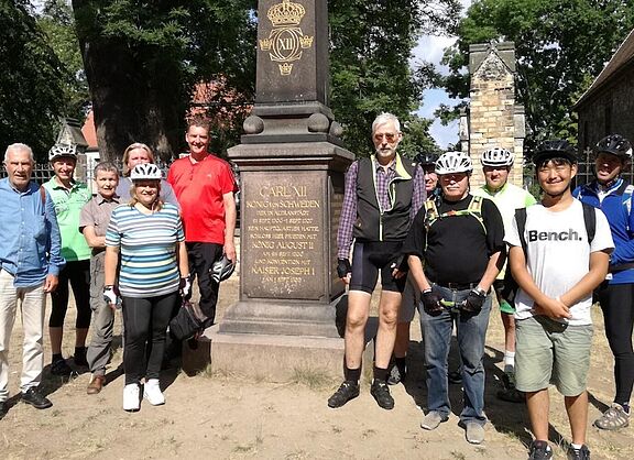 Die Ausflügler vor der Konventionssäule Altranstädt