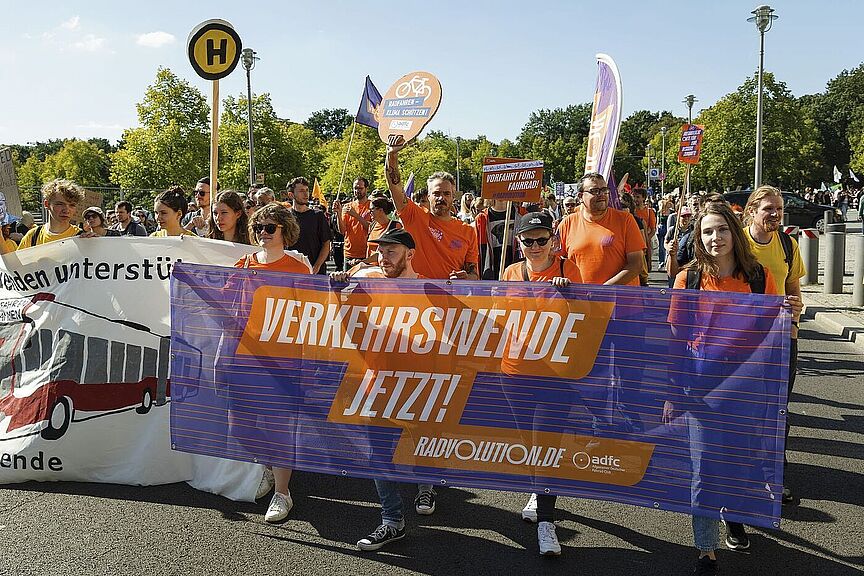 ADFC_globaler_Klimastreik_mit_Bus_ADFC_Deckbar_ADFC_Leipzig ADFC_globaler_Klimastreik_mit_Bus_ADFC_Deckbar_ADFC_Leipzig