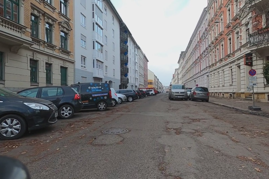 Zustand der Fahrbahndecke in der östlichen Industriestraße