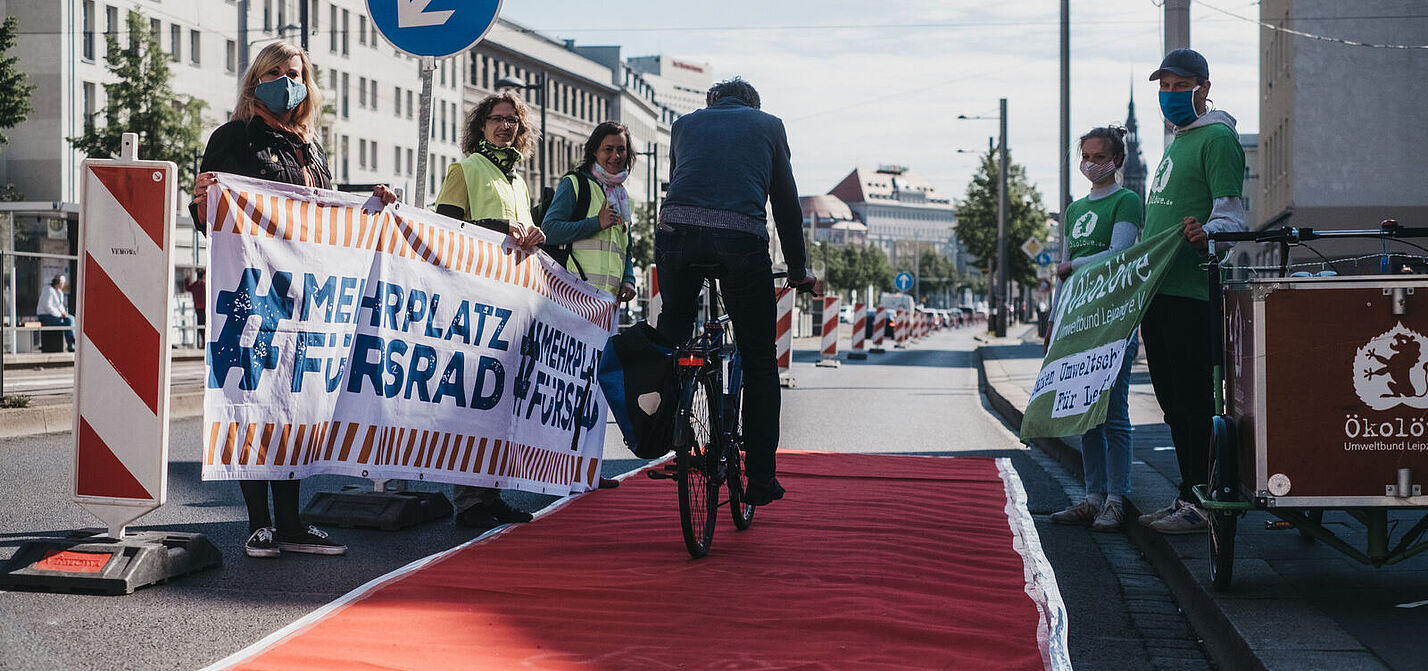 Protected Bike Lane in der Jahnallee Pop-up Protected Bike Lane in der Jahnallee