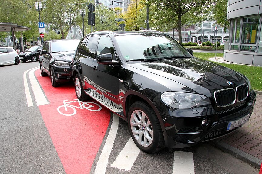 Illegales Parken auf dem Radfahrstreifen Autos parken illegal auf einem Radfahrstreifen