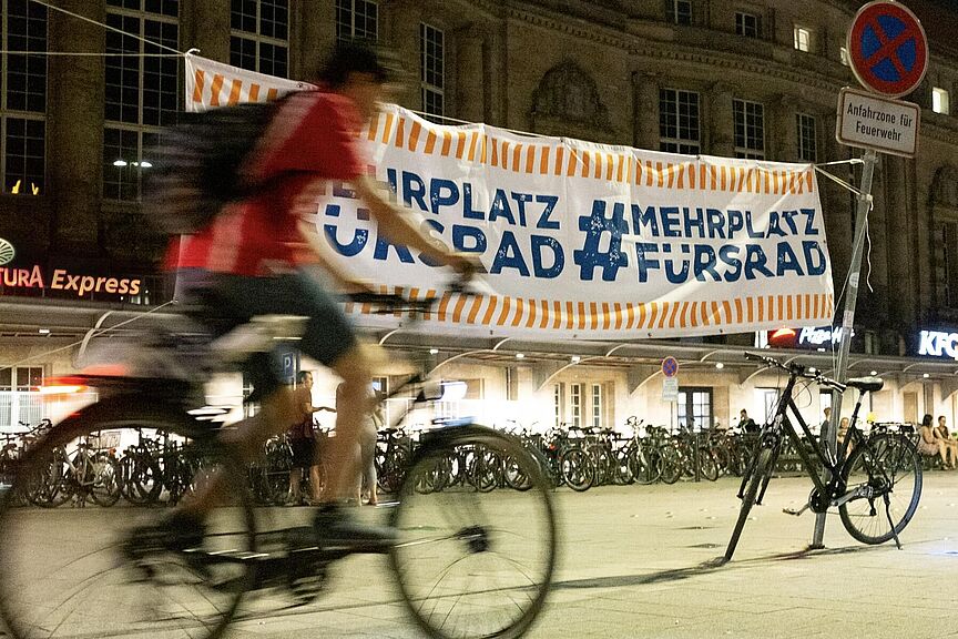 48-Stunden-Demo vor dem Hauptbahnhof Leipzig 48-Stunden-Demo vor dem Hauptbahnhof Leipzig