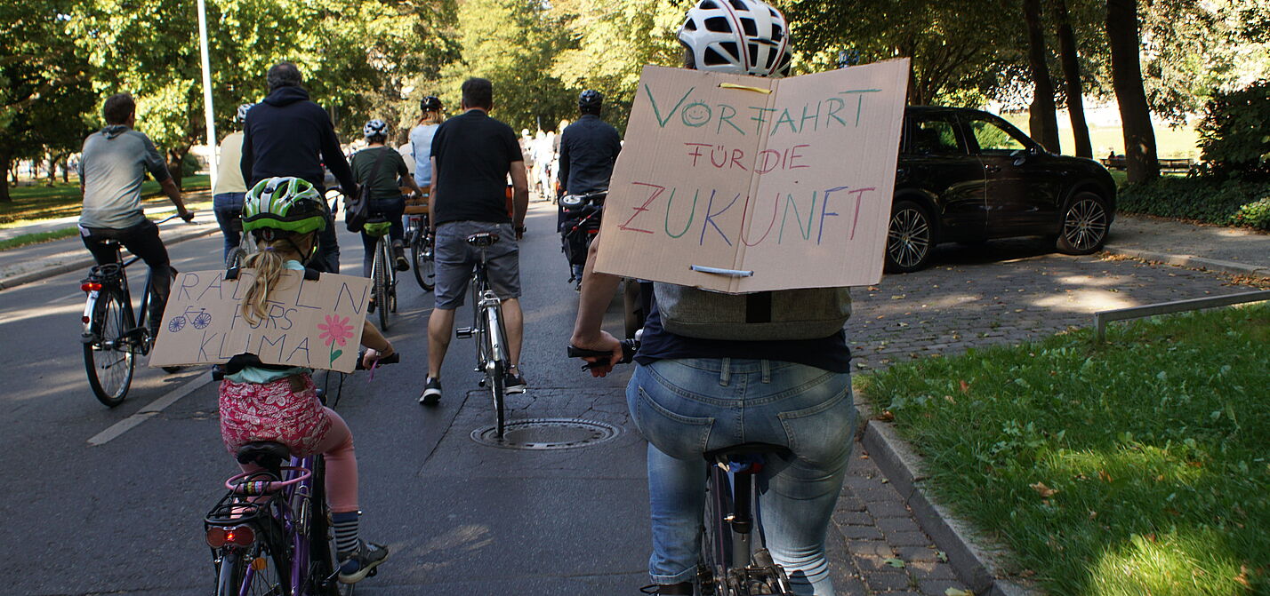 Familie bei der Kidical Mass Familie bei der Kidical Mass