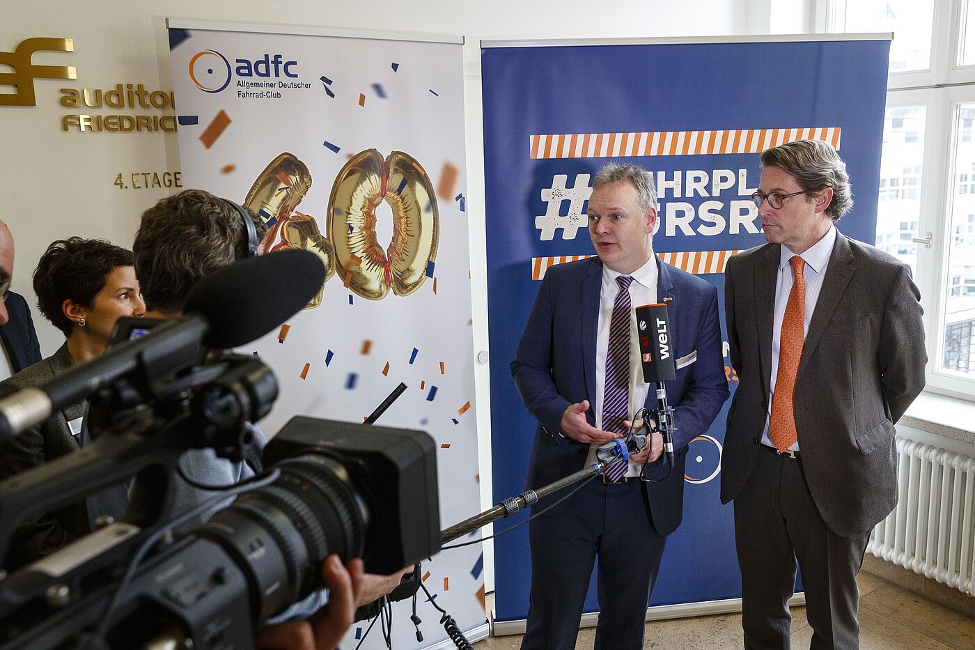 Nach seiner Rede stand Bundesverkehrsminister Scheuer, hier mit Burkhard Stork, noch der Presse für Fragen zur Verfügung. Nach seiner Rede stand Bundesverkehrsminister Scheuer, hier mit Burkhard Stork, noch der Presse für Fragen zur Verfügung.
