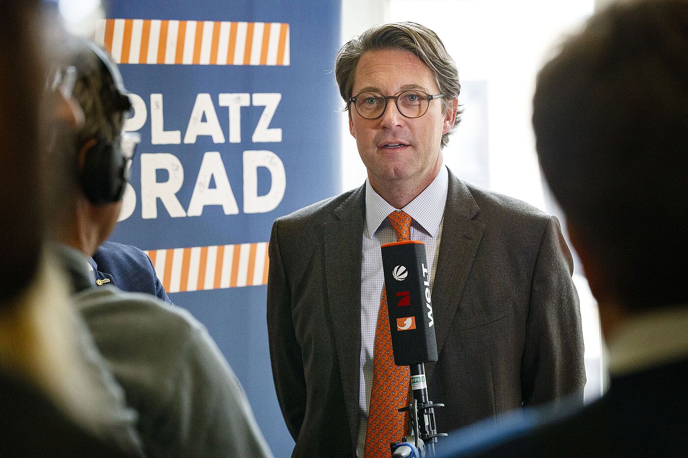Nach seiner Rede stand Bundesverkehrsminister Scheuer der Presse noch für Fragen zur Verfügung. Nach seiner Rede stand Bundesverkehrsminister Scheuer der Presse noch für Fragen zur Verfügung.