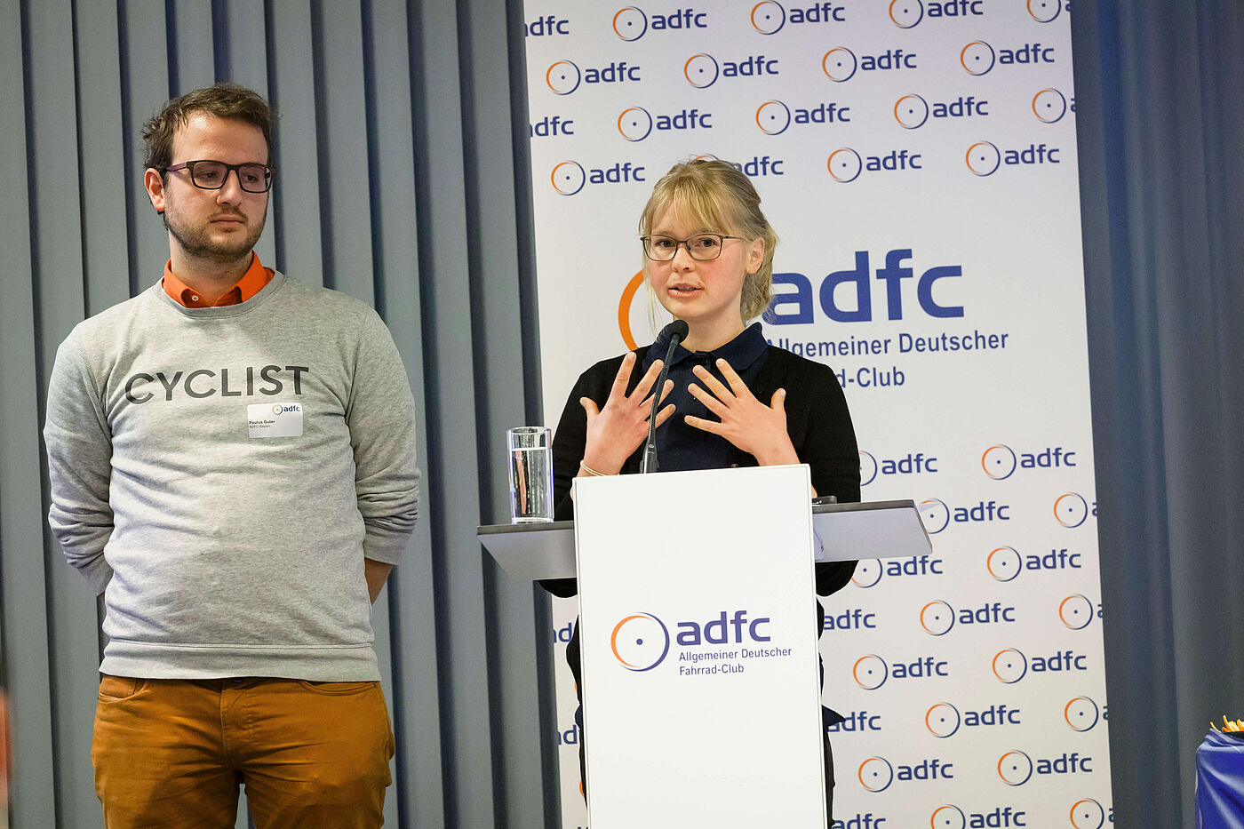 Antrag Junge Menschen stärken Paulus Guter und Vera Konrad stehen auf der Bühne.